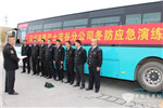 青岛温馨巴士：装上轮胎防滑链条 公交车进入“冬季模式”