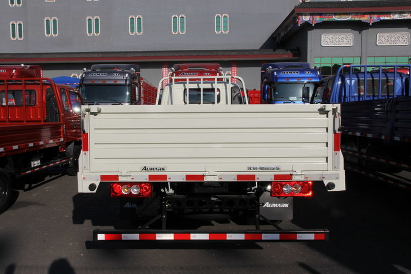 福田 欧马可3系 156马力 4X2 5.8米 国四 排半栏板载货车(BJ1149VKPED-DB)
