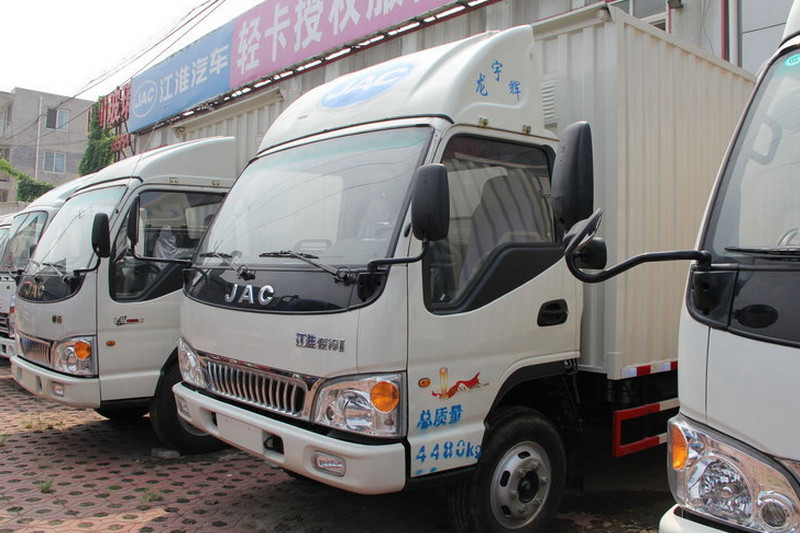 江淮 骏铃E7 124马力 5.85米 国四 排半厢式轻卡(HFC5120XXYP91K1D3)